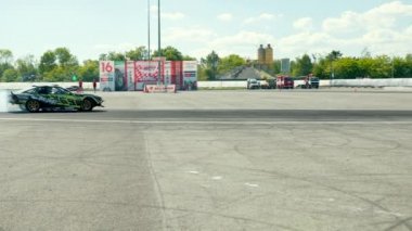sokak yarışı drift için araba, bir sürüklenme ile döner, arka lastikler duman