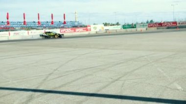 sokak yarışı drift için araba, bir sürüklenme ile döner, arka lastikler duman