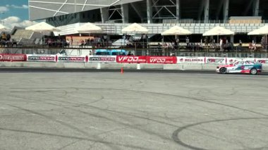 sokak yarışı drift için araba, bir sürüklenme ile döner, arka lastikler duman