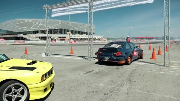 Coche azul y amarillo para la deriva de carreras callejeras, va a la pista — Vídeo de stock