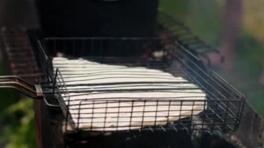 ızgara da adam , büyük pide ekmek kavurma, yangın, sokakta öğleden sonra