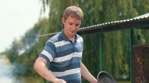 Люди готовят блюда на гриле на пикнике, красивая природа — стоковое видео