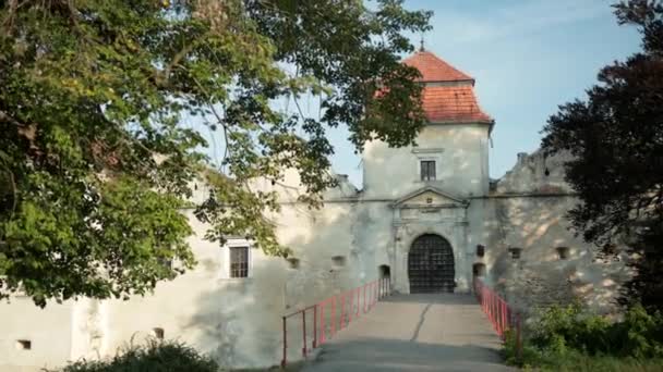 Antiek kasteel met rood dak, oude poort, goed weer — Stockvideo