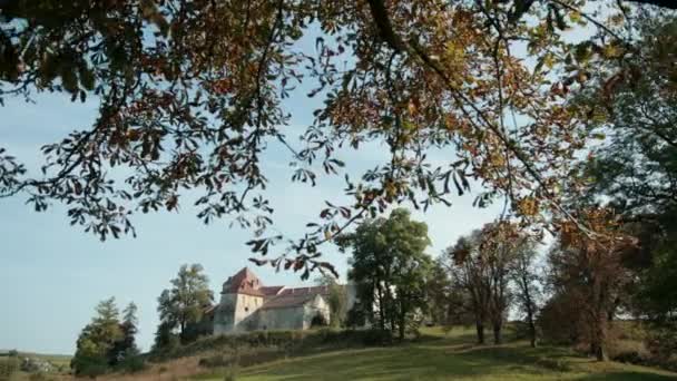 Starožitný hrad s červenou střechou, starou bránou, dobré počasí — Stock video