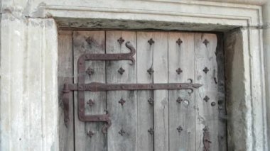 eski kalenin büyük ahşap kapılar, eski duvarları ile