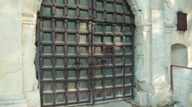 kırmızı çatılı antik kale, eski kapı, iyi hava