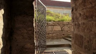 kırmızı çatılı eski kalenin avlusuna açılan büyük çelik kapı kapıları