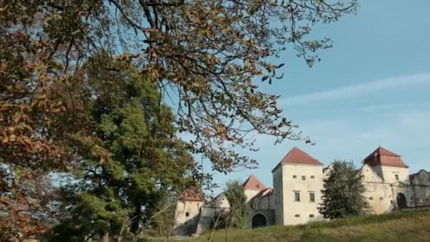 Antik slott med rött tak, gamla porten, bra väder — Stockvideo