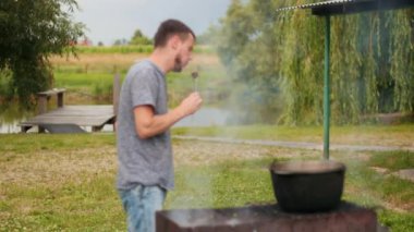 insanlar bir piknik, güzel doğa ızgara üzerinde yemek hazırlanıyor