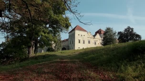 Antyczny zamek z czerwonym dachem, stara brama, dobra pogoda — Wideo stockowe