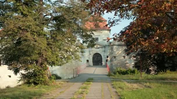 Antyczny zamek z czerwonym dachem, stara brama, dobra pogoda — Wideo stockowe