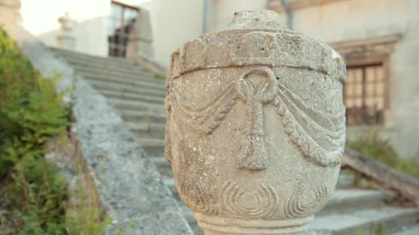 Castelo antigo, o portão velho e esculturas do vídeo do dia — Vídeo de Stock