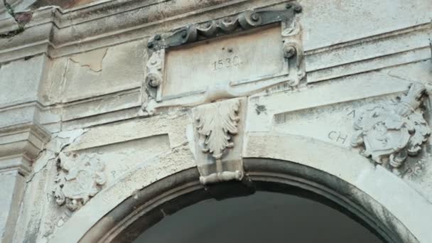 Castelo antigo, com paredes e esculturas batidas, inscrição velha — Vídeo de Stock