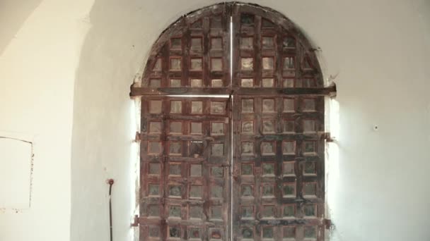 Antiguo castillo con techo rojo, puerta vieja, buen tiempo — Vídeo de stock