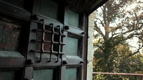 Gran puerta de madera del antiguo castillo, con una sombra verde de paredes de mala calidad — Vídeos de Stock