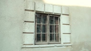 eski ahşap pencere, gri bir eski püsby binada, örümcek ağları ve kir etrafında