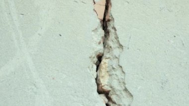 delikler, çatlaklar, eski kale ile eski gri duvar sıva sıyrılmış