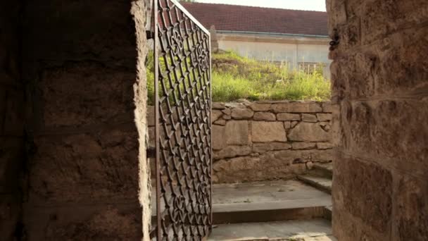 grandes portes de portail en acier qui mènent à la cour de l'ancien château avec toit rouge 