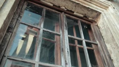 antika ahşap pencere, gri bir eski püskby bina üzerinde, örümcek ağları ve kir etrafında