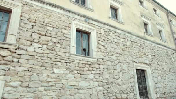 Nádvoří starověkého hradu, nástěnné kameny a mnoho starých, rozbitých hnědodřevěných oken — Stock video