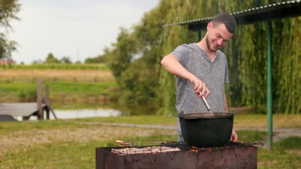 Pessoas preparando refeições na grelha em um piquenique, bela natureza — Vídeo de Stock