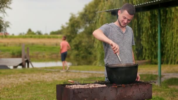 emberek készít ételeket a grill egy piknik, gyönyörű természet