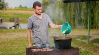 insanlar bir piknik, güzel doğa ızgara üzerinde yemek hazırlanıyor