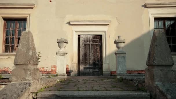 Antiguo castillo con techo rojo, puerta vieja, buen tiempo — Vídeo de stock