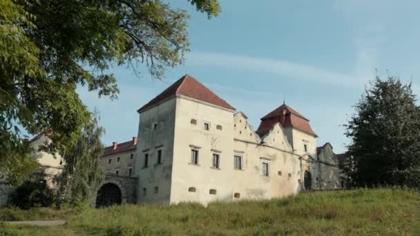 Starožitný hrad s červenou střechou, starou bránou, dobré počasí — Stock video