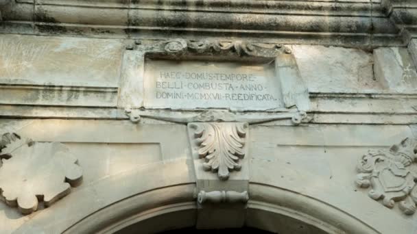 Ancien château, la vieille porte et les sculptures de la vidéo du jour — Video