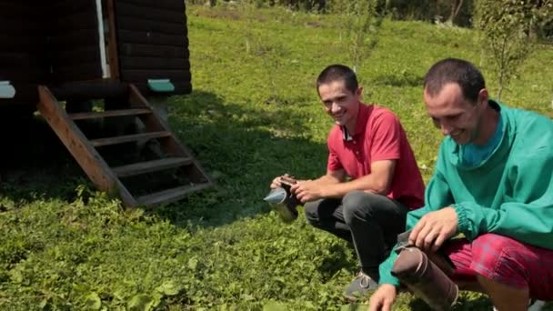 Zwei Imker in Spezialkleidung halten ein Räuchergefäß, um die Bienen zu beruhigen — Stockvideo