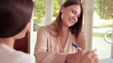 tıbbi cüppe hemşire resepsiyonda kadın müşteriye tavsiye sağlar