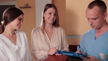 hemşire ve doktor mavi tıbbi elbise, resepsiyonda standı ve danışmak