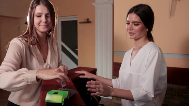 Bej bluz lu bir kadın müşteriye kartla ödeme yapılır — Stok video
