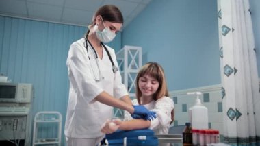 hemşire doktor alkol ile pamuk ıslatma, hasta testleri bekliyor oturur