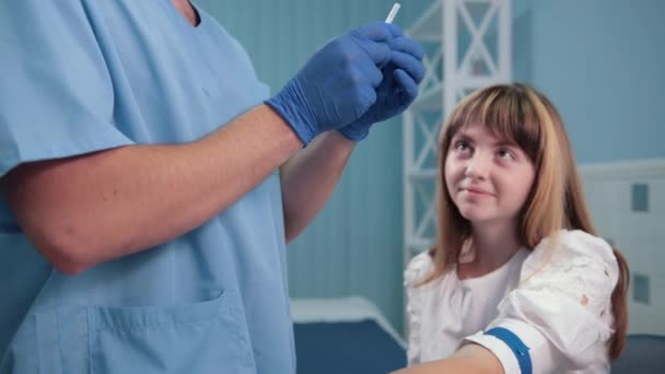 Médecin fait une injection dans le bras d'une patiente — Video