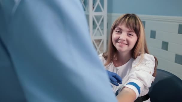 Γιατρός κάνει μια ένεση στο μπράτσο μιας γυναίκας ασθενούς — Αρχείο Βίντεο
