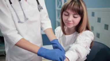 hemşire doktor alkol ile pamuk ıslatma, hasta testleri bekliyor oturur
