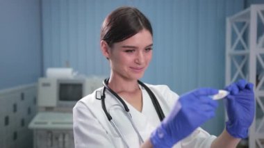hemşire doktor genç bir kadının termometre vücut ısısını kontrol eder