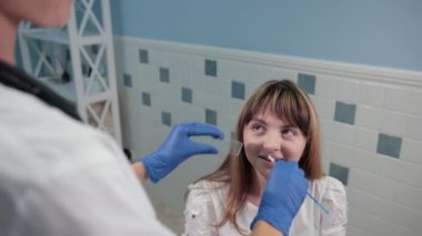 hemşire doktor bir kadından test alarak, ağızdan bez