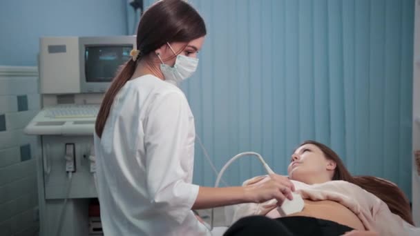 Hôpital, médecin et infirmière faisant échographie de jeune belle fille cliente — Video