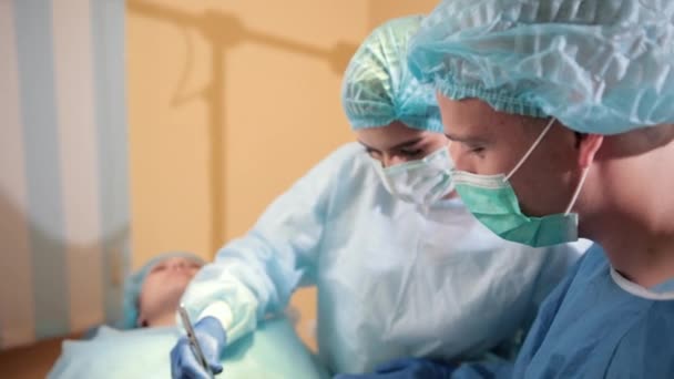 Hospital, departamento cirúrgico, médicos e enfermeiros fazem a operação — Vídeo de Stock