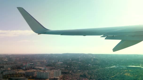 Repülőgépes repülés. A szárny és turbinás repülőgép ablakán keresztül. — Stock videók