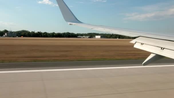 Flugzeugflug. Blick durch das Fenster eines Flugzeugs mit Tragfläche und Turbine. — Stockvideo