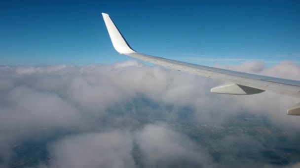 Самолет летит. Вид через окно самолета крыла и турбины . — стоковое видео