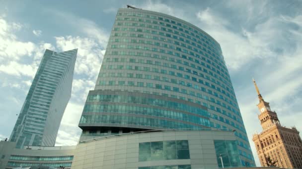 Большое современное здание на многих этажах с большим количеством окон, бизнес-центр — стоковое видео