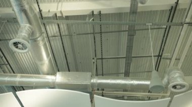 büyük sanayi binasının tavanında hava kanalı havalandırma boruları