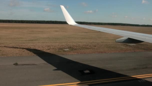 Flugzeugflug. Blick durch das Fenster eines Flugzeugs mit Tragfläche und Turbine. — Stockvideo