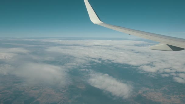 Vol en avion. Vue par la fenêtre d'un avion de l'aile et de la turbine . — Video