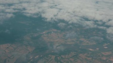 Uçak uçuşu. Kanat ve türbin bir uçağın penceresinden görünümü.